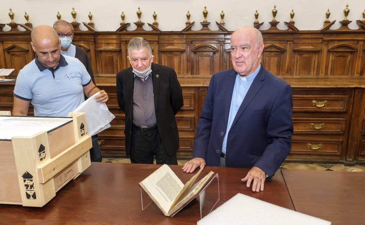 Acto de entrega del Sinodal de Aguilafuente desde la Biblioteca Nacional de España a la Caredral de Segovia. 