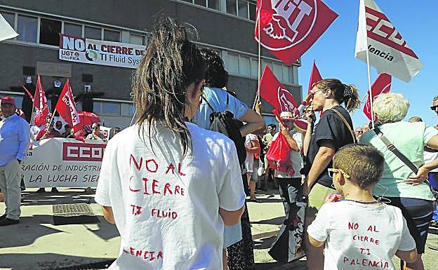 Camisetas con mensajes reivindicativos durante la protesta de ayer en las instalaciones de TI Fluid Systems. 