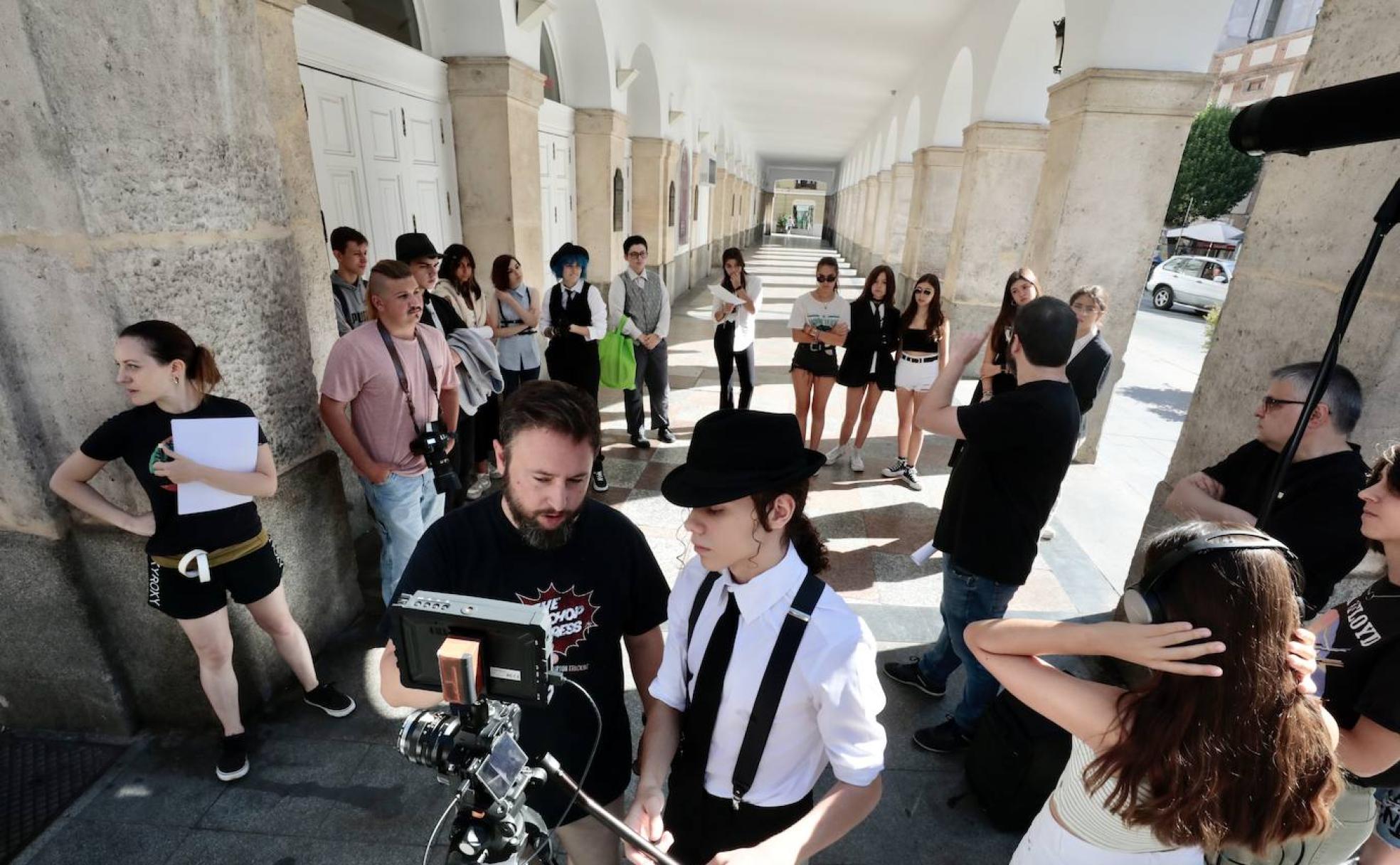 El equipo de Campus Seminci, durante la grabación del corto en los soportales del Calderón. 
