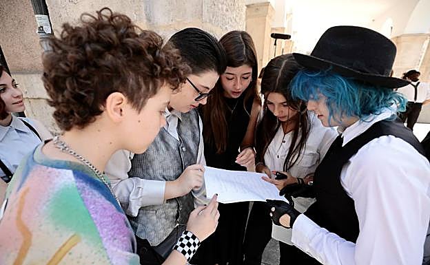 Varios de los alumnos del curso revisan el guion. 