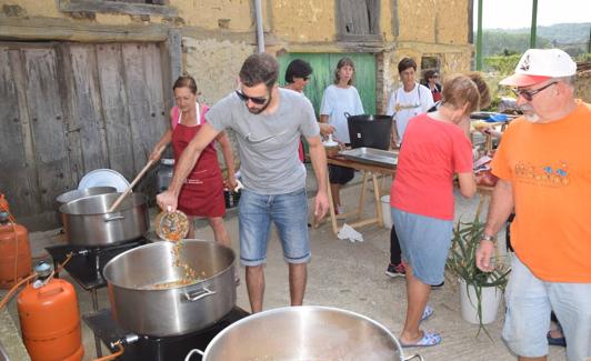 Los voluntarios durante la elaboración de la comida popular. 