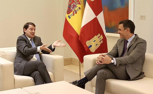 Fernández Mañueco y Pedro Sánchez, durante su reunión en La Moncloa.