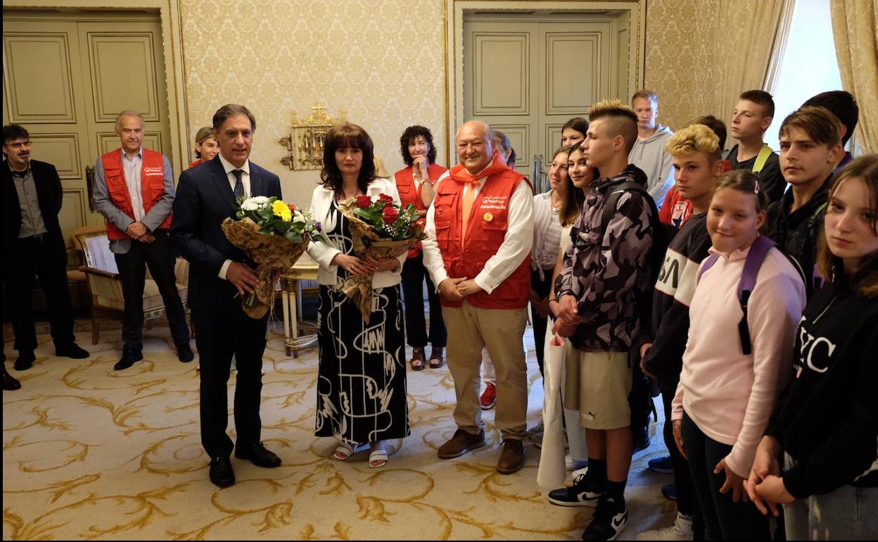 Los niños ucranianos y el presidente de Fundación Madrina, Conrado Giménez (de rojo), en un acto en Salamanca. 