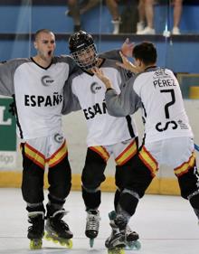 Imagen secundaria 2 - Los jugadores de la selección y el público celebra uno de los goles de la sub-18. 