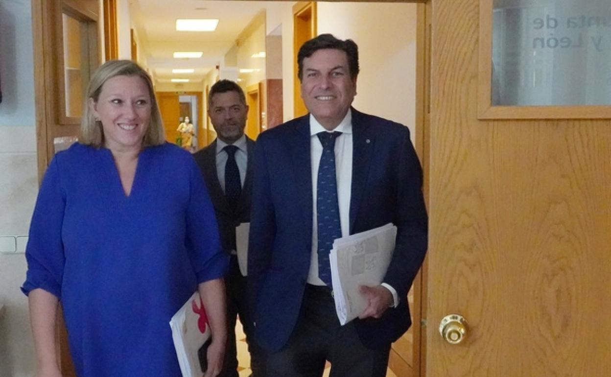 Isabel Blanco y Carlos Fernández Carriedo en la rueda de prensa posterior al Consejo de Gobierno. 