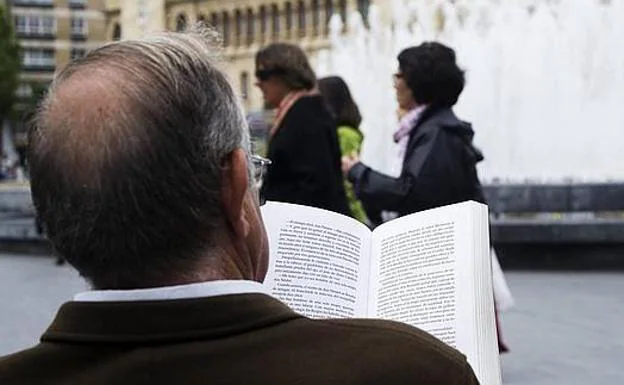 Un hombre lee en la plaza de Zorrilla. 