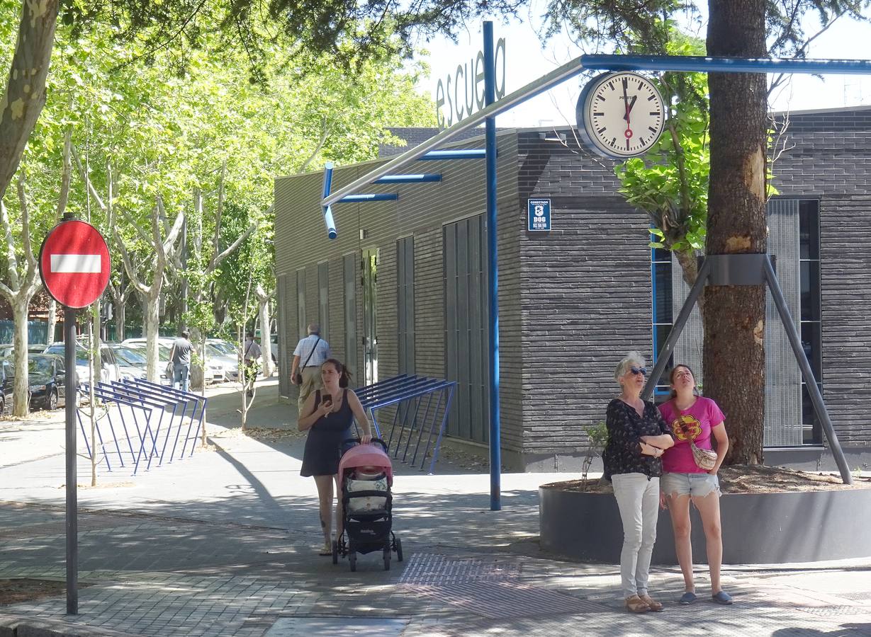 Nuevo edificio, que luce un reloj público de agujas, de la Escuela de Arte.