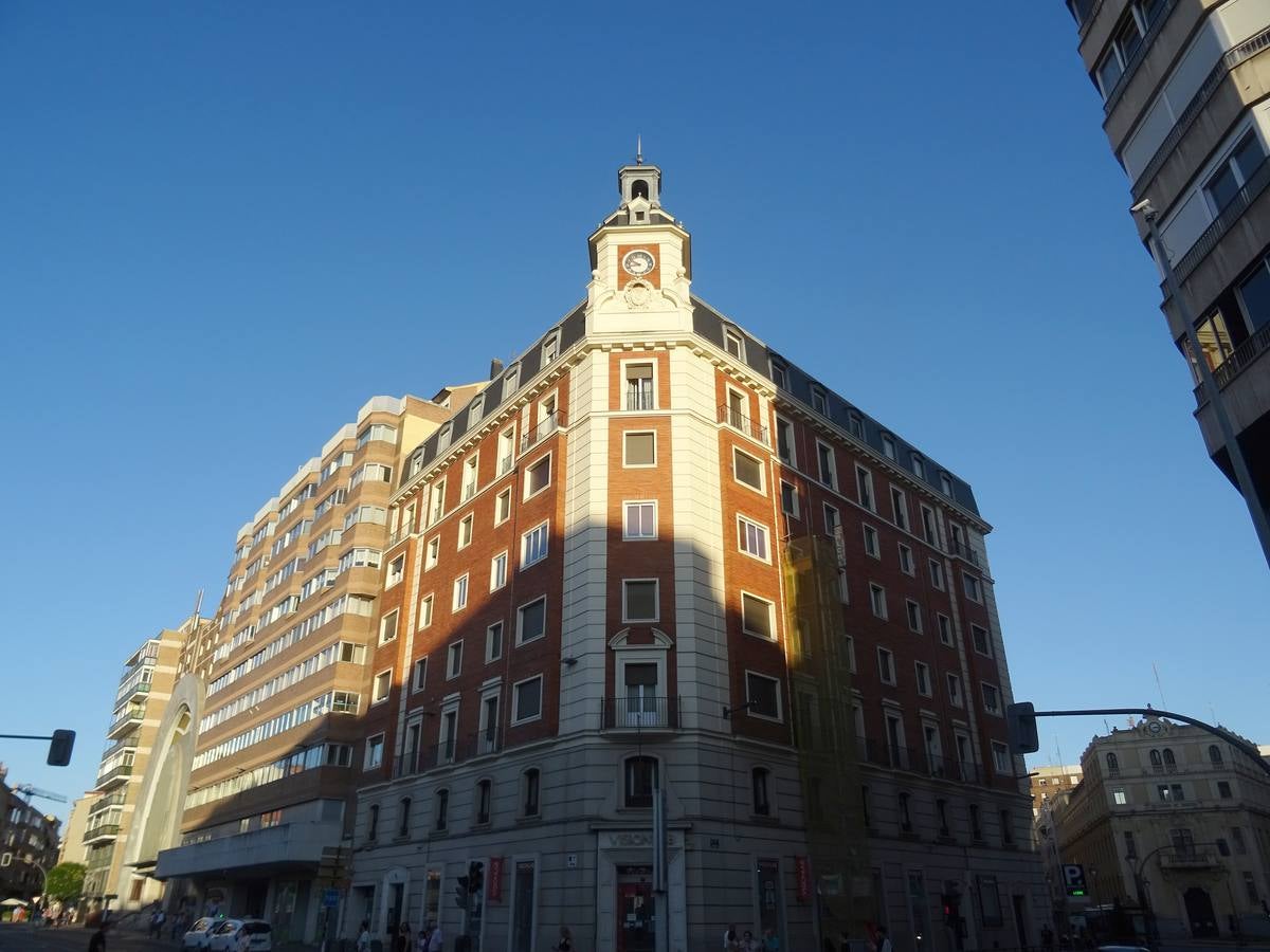 Edificio de Caja España de la plaza de España.