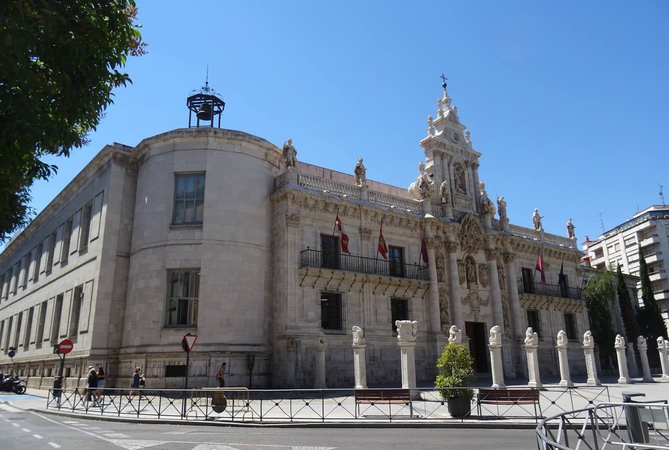 Fachada de la Universidad, en la que se encontraba el reloj colocado ahora en el claustro del palacio de San Cruz.