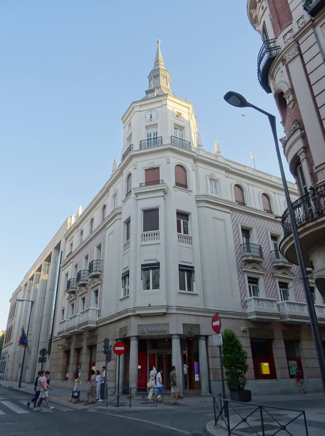 Edificio de la sucursal del Santander en la calle Duque de la Victoria.