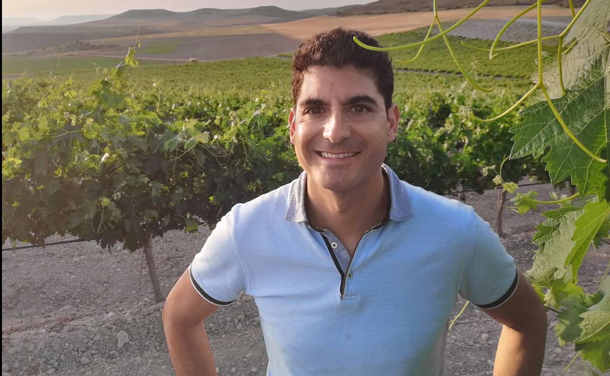 Francisco Martín San Juan posa en uno de los viñedos familiares. 