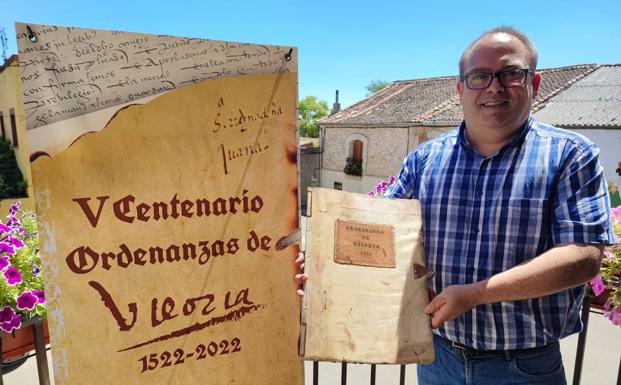 Francisco Javier Fernández posa con una reproducción de las ordenanzas de Viloria del Henar. 