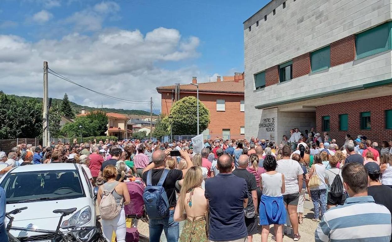 Cientos de personas, este viernes a las puertas del centro de salud de Cervera. 