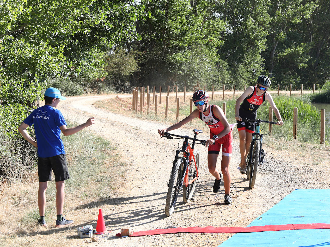 Fotos: Sergio Correa y Laura Fernández vuelan en el Triatlón de Piña