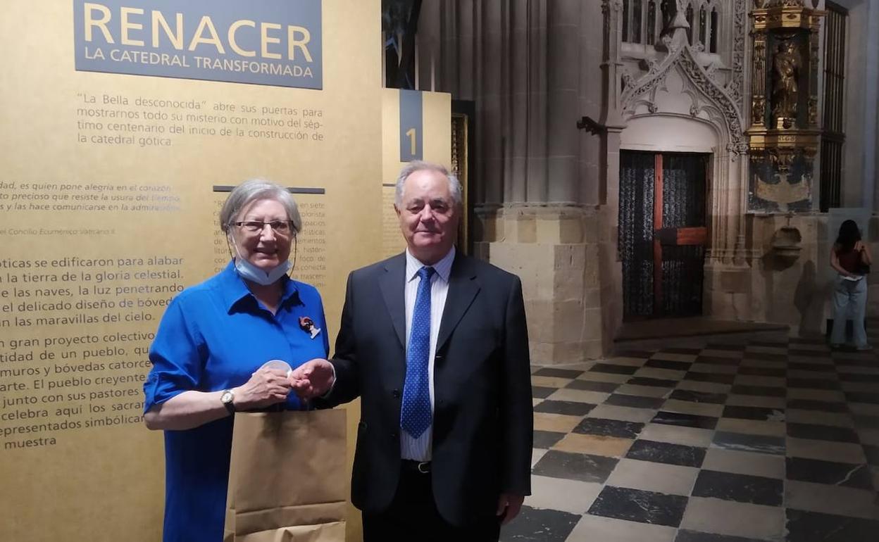 Julia Juan con José Luis Calvo, el viernes en la Catedral. 