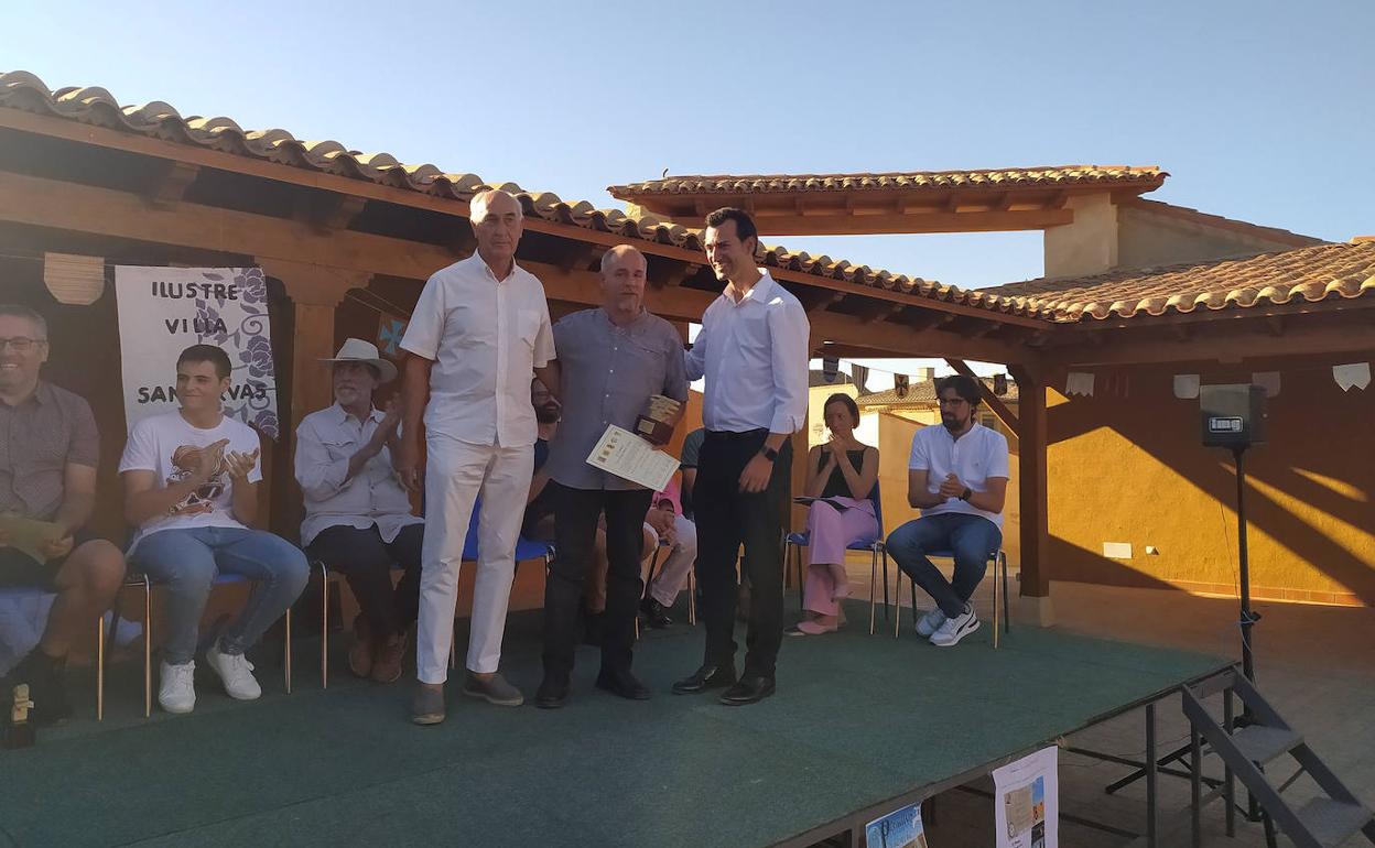 El alcalde de Rioseco, David Esteban, entrega el premio a Fernando Fradejas. 