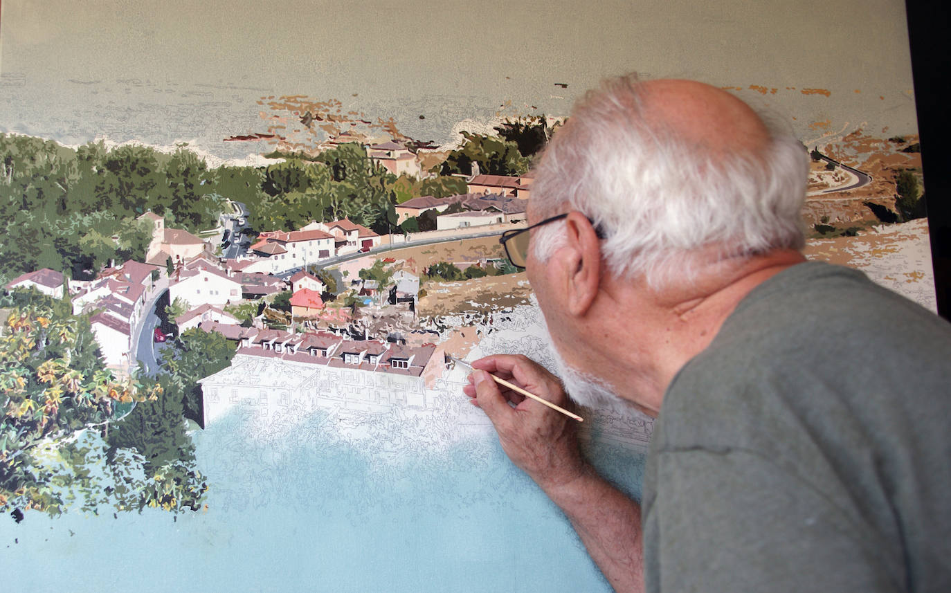 Fernando García de Juan en su estudio de Benidorm.