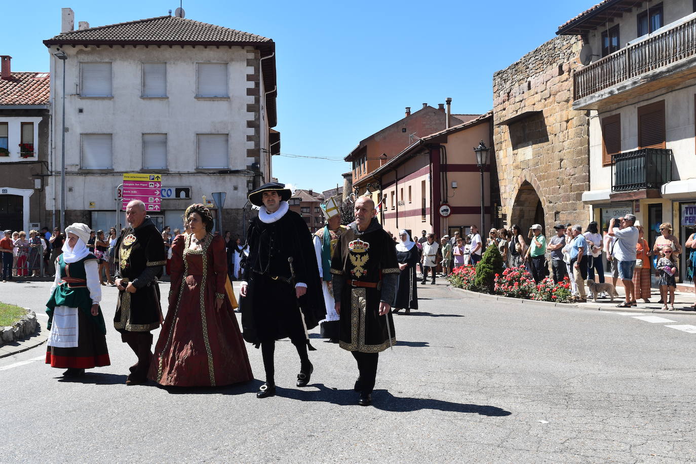 El 29 de julio de 1522 el monarca visitó la villa norteña y fue recibido por el Marqués de Aguilar y su esposa. 