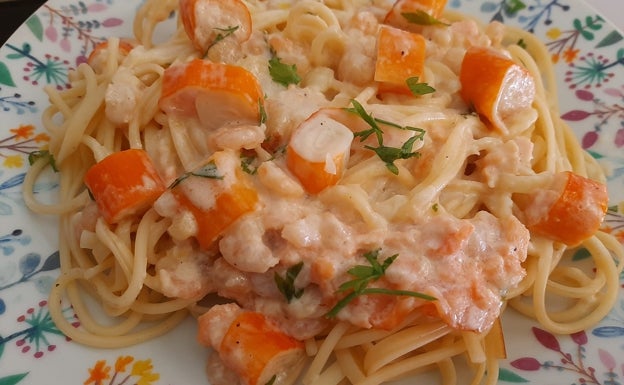 Espaguetis con salmón y surimi