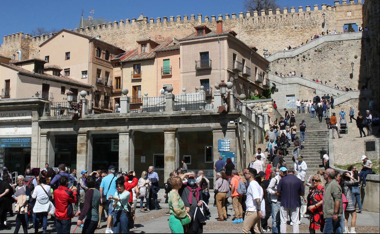 Decenas de turistas, en la plaza del Azoguejo, junto al Acueducto.