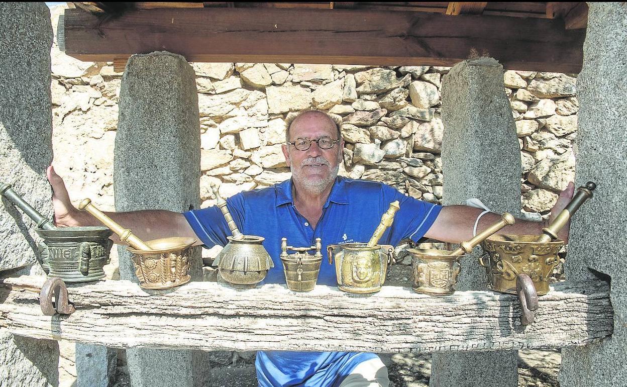 Vidal Martín posa con algunos de sus almireces. Fotografías de Óscar Costa. 