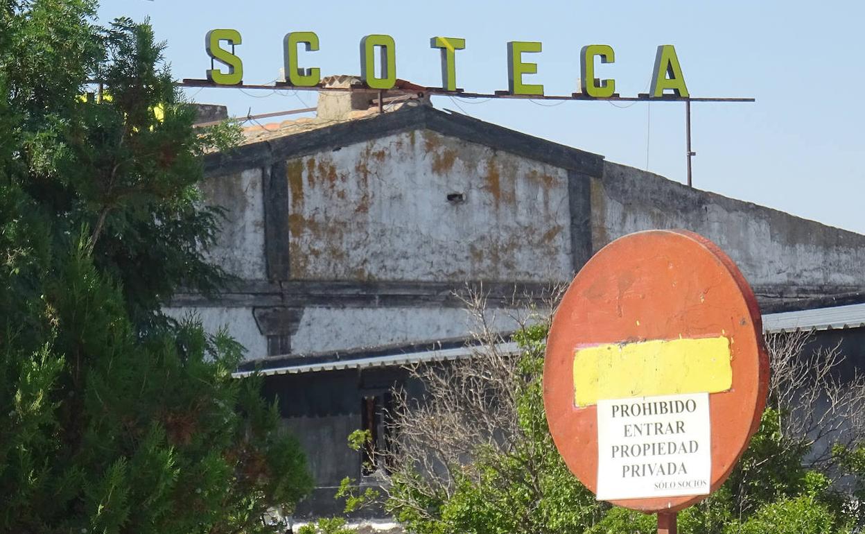 Cartel de la entrada del antiguo mesón La Tía Pepa que advierte de que solo pueden entrar socios. 