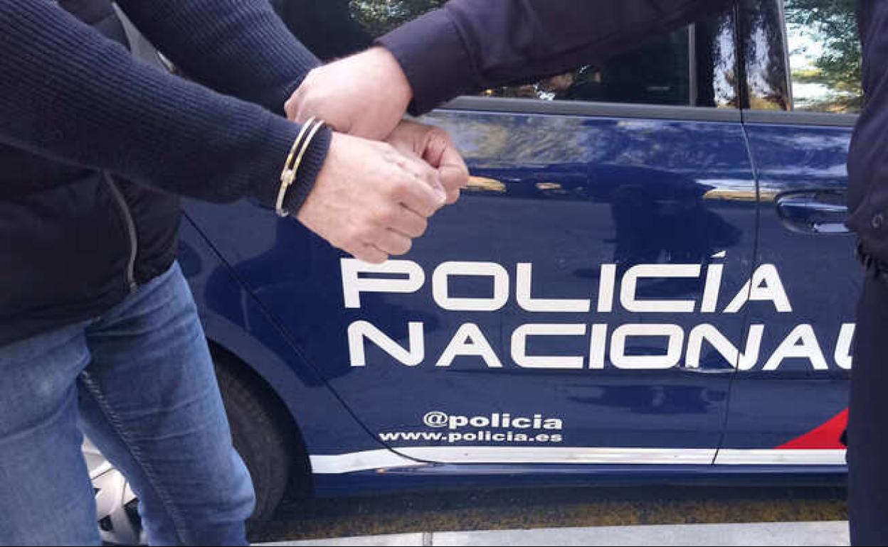 Imagen de archivo del momento de una detención por parte de un agente de la Policía Nacional. 