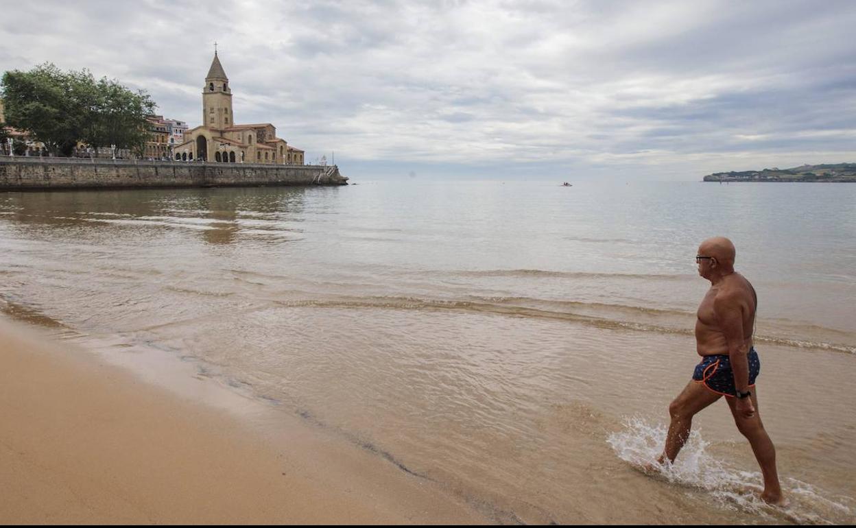Un hombre pasea por la Playa de San Lorenzo, en Gijón, en una imagen de archivo.