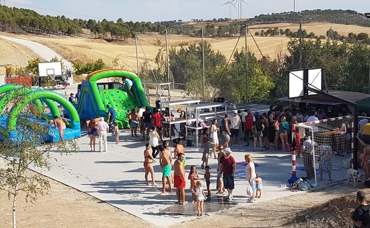 Juegos e hinchables instalados en el área recreativa de Velilla 