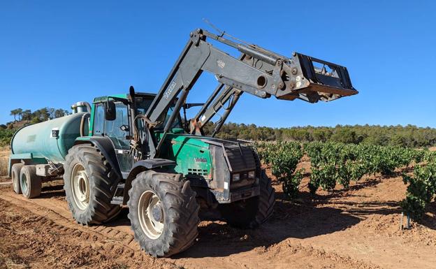 Tractor con la cuba preparada para comenzar a regar. 