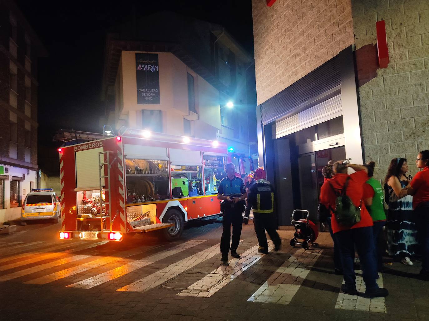 Bomberos y Policía Local, en el lugar del incidente.