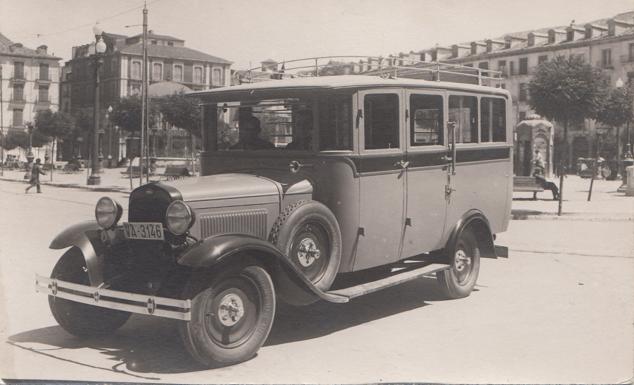 El coche de postas que trasladaba a los clientes en la Plaza Mayor.