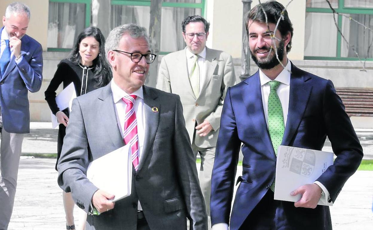 El consejero Mariano Veganzones y el vicepresidente de la Junta, Juan García-Gallardo. 