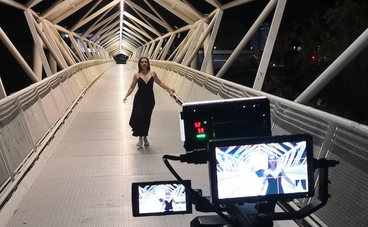 Un momento del rodaje de 'Esta noche no', en la pasarela del Museo de la Ciencia. 