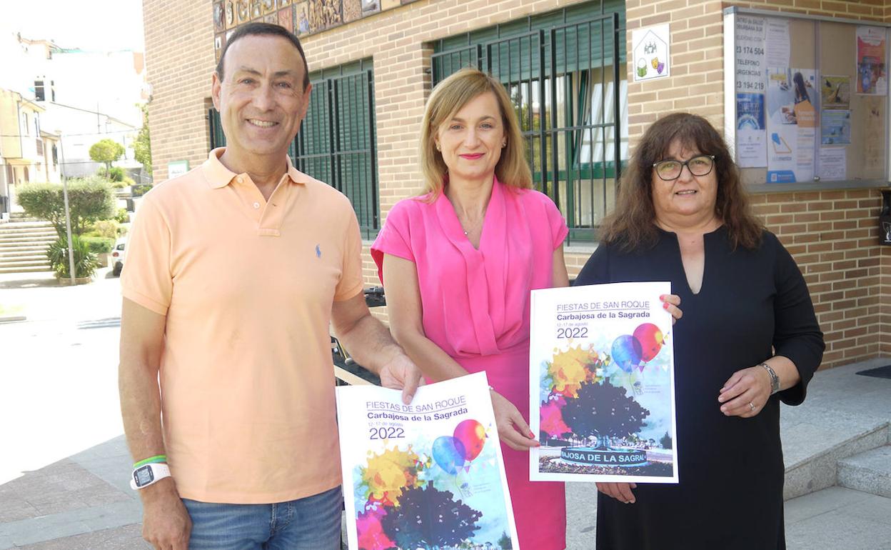 El alcalde, junto a la concejala y la técnica de festejos. 