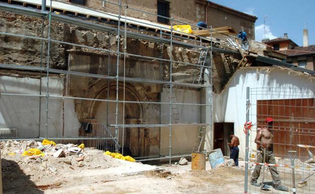 Obras en la parte trasera de la iglesia de Santa Eulalia. 