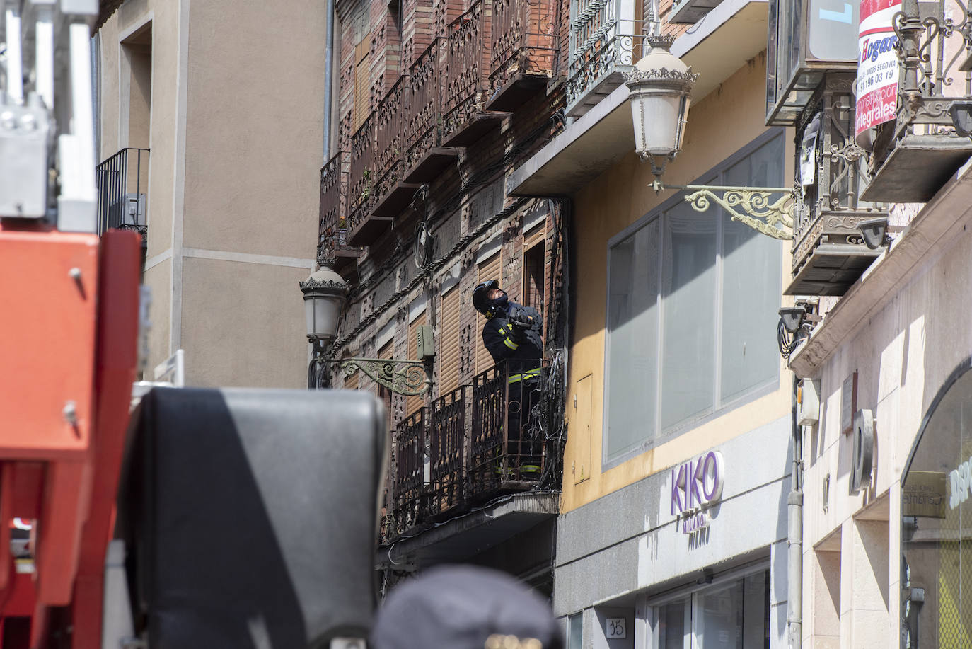 Fuego tras explotar el cajetín de fusibles e incendiarse los cables, en un edificio de la Calle Real de Segovia, este miércoles. 