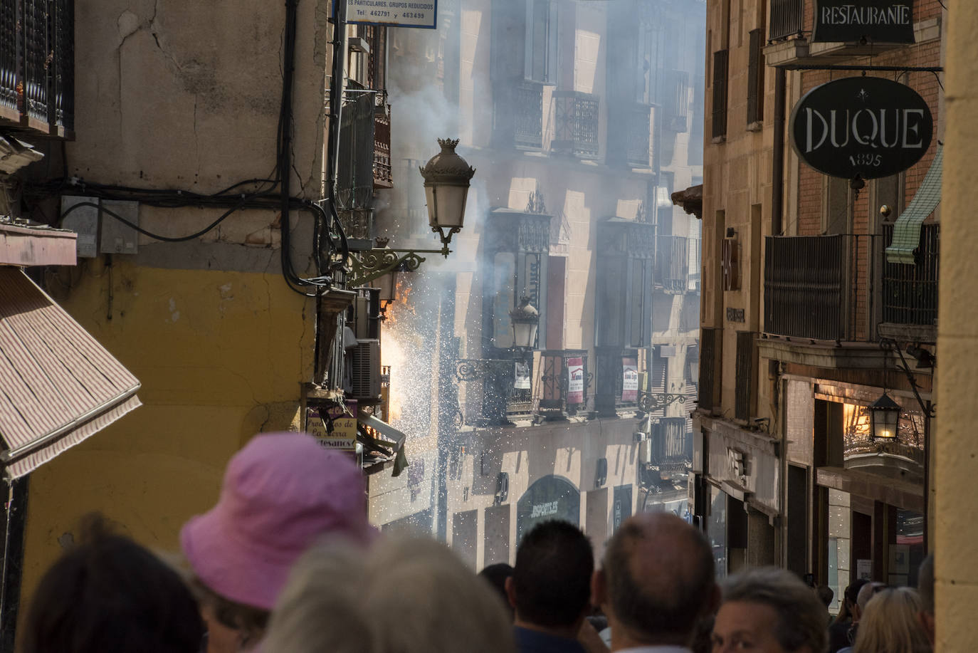 Fuego tras explotar el cajetín de fusibles e incendiarse los cables, en un edificio de la Calle Real de Segovia, este miércoles. 