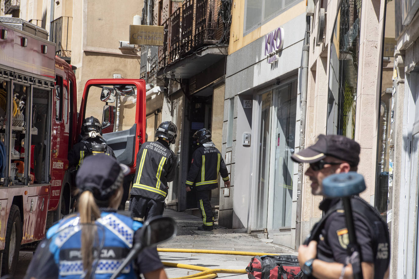 Fuego tras explotar el cajetín de fusibles e incendiarse los cables, en un edificio de la Calle Real de Segovia, este miércoles. 