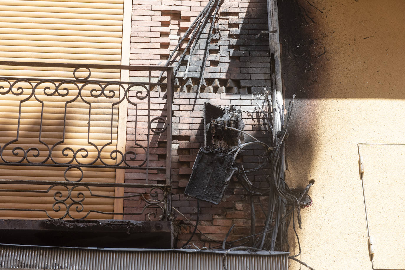 Fuego tras explotar el cajetín de fusibles e incendiarse los cables, en un edificio de la Calle Real de Segovia, este miércoles. 