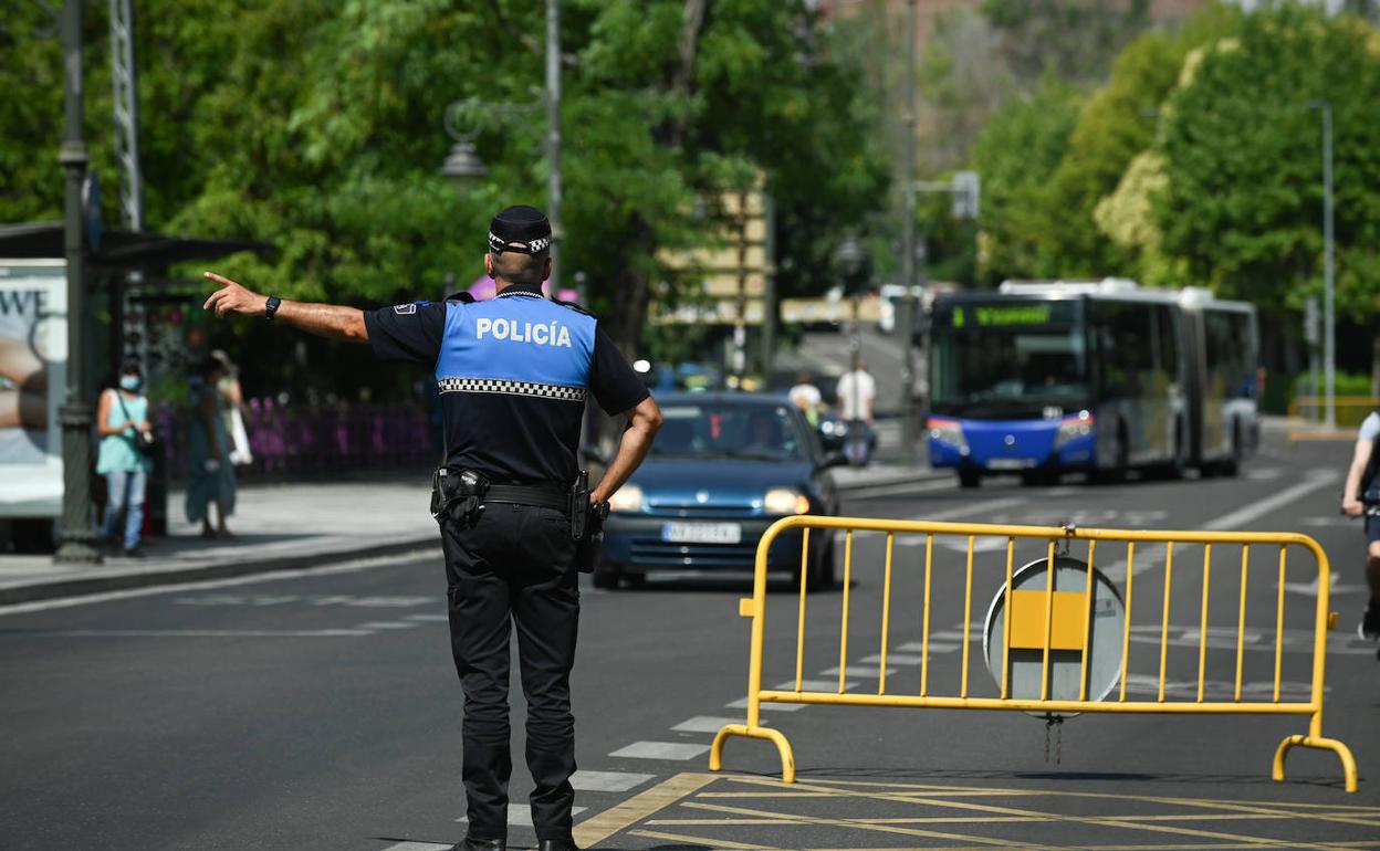 Un agente de la Policía Municipal desvía el tráfico en Poniente por el episodio de contaminación que registró el pasado mes de julio. 