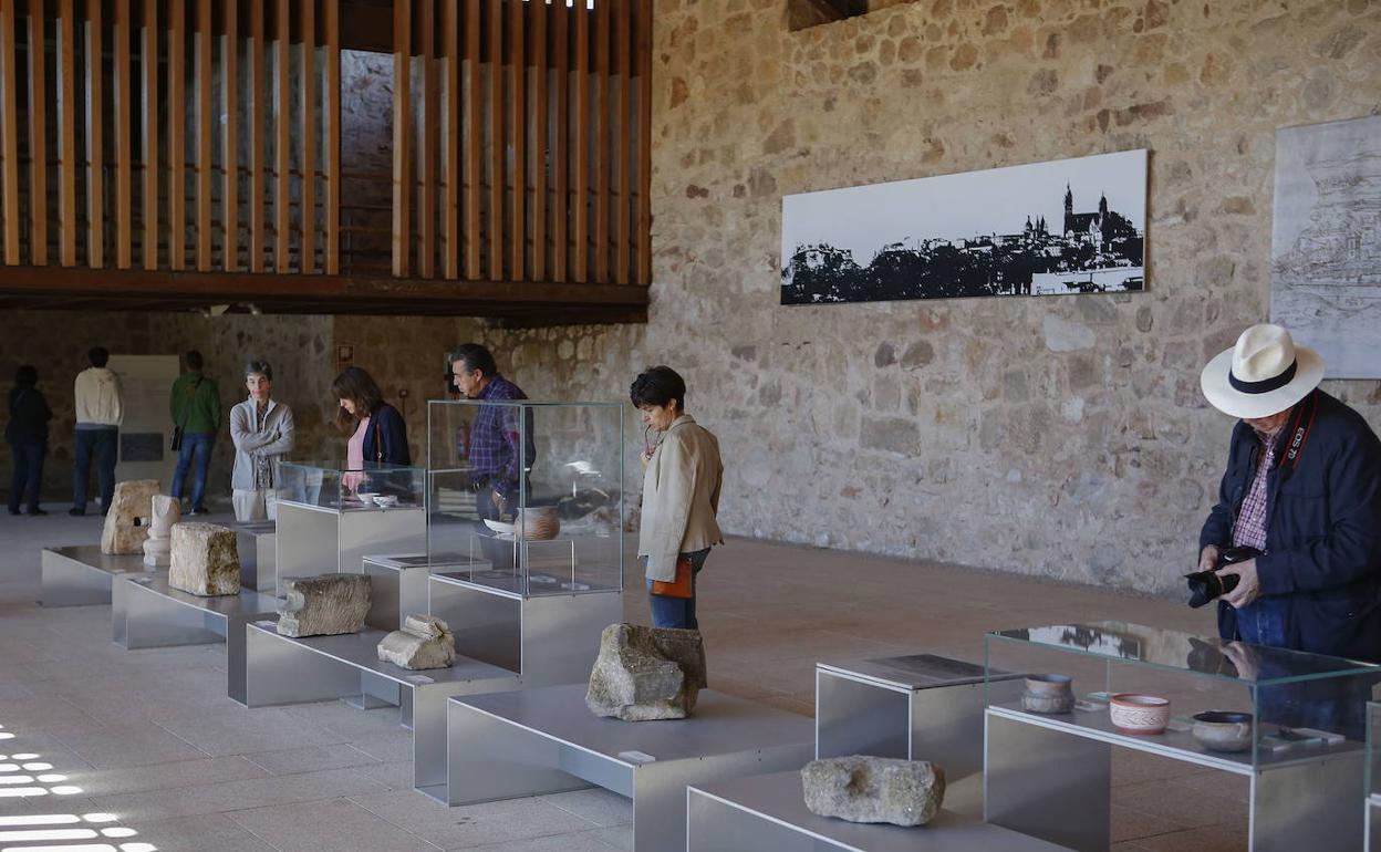 Varias personas en el Cerro de San Vicente.