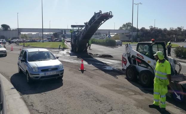 La máquina trabaja en el fresado de la calzada del lado de la avenida de Zamora. 