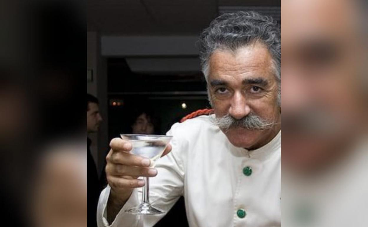 Alberto Gómez Font, con un dry martini. 