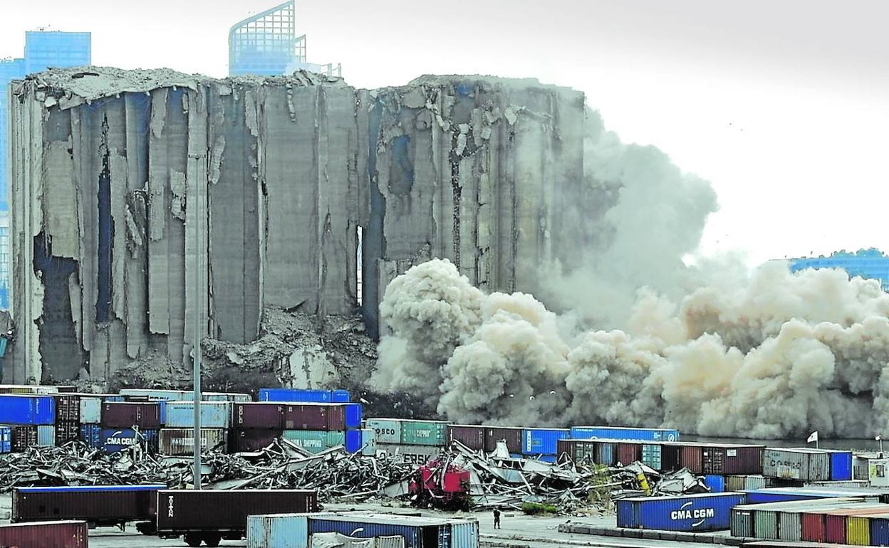 Parte de los silos del puerto de Beirut que quedaban en pie tras la explosión de 2020 se derrumbaron este pasado fin de semana.