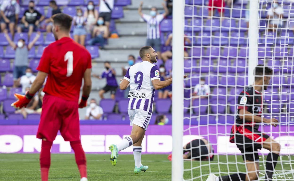 Una acción del Valladolid-Rayo del último Trofeo Ciudad de Valladolid. 