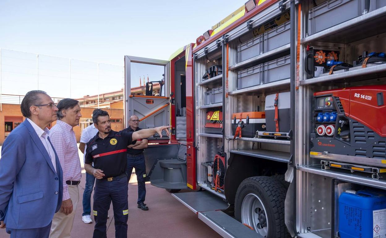 El alcalde de Salamanca, Carlos García Carbayo, acompñado del concejal de urbanismo, Fernando Carabias, presenta el nuevo vehículo del Servicio de Prevención, Extinción de Incendios y Salvamento