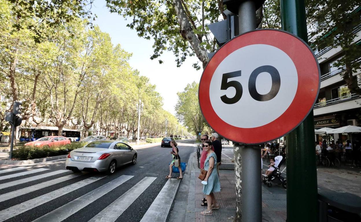 Tráfico de coches y peatones, este sábado, en el Paseo de Zorrilla.