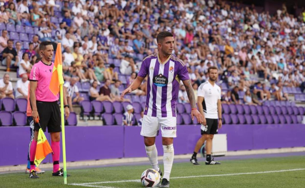 Monchu se dispone a sacar un córner durante el partido del Real Valladolid ante la Lazio