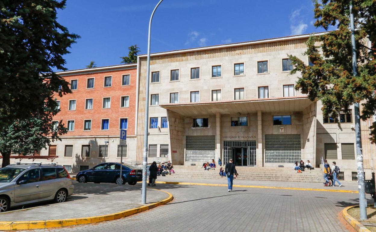 Entrada de la Facultad de Psicología en el campus universitario de Ciudad Jardín de la Universidad de Salamanca. 